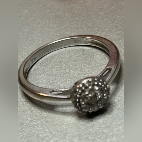 10K White Gold Diamond Ring - Picture 2 of 12